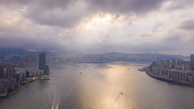 4K Hyperlapse: Sunrise Aerial view香港摩天大楼无人机飞行与发展建筑，交通，能源电力基础设施。亚洲金融和商业中心视频素材