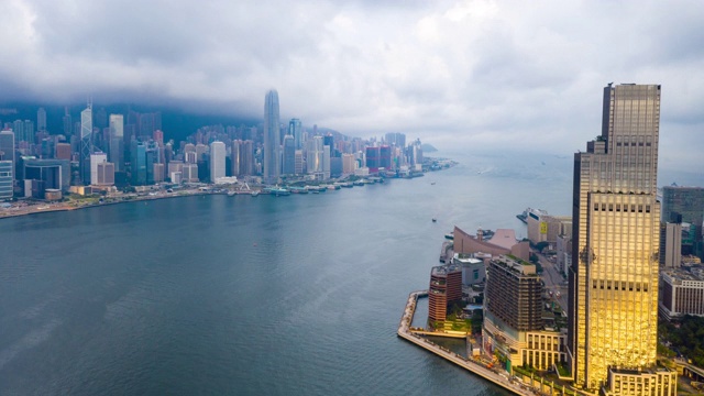 4K Hyperlapse:鸟瞰维多利亚港上空的摩天大楼，无人机俯瞰香港的发展建筑、交通、能源基础设施。亚洲金融和商业中心视频素材