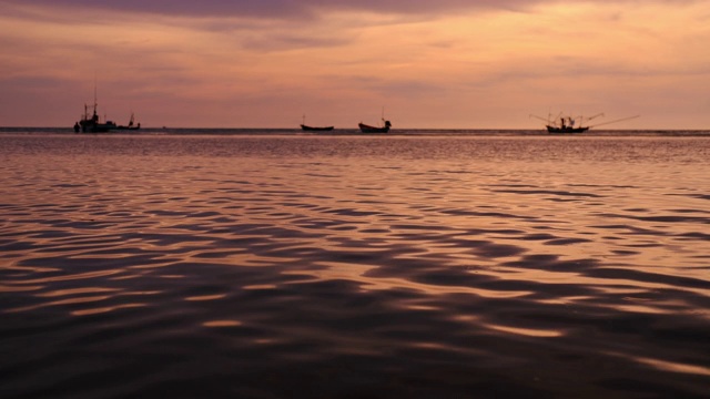 美丽的海景日落后，在海上与渔船的背景。Chantaburi、泰国视频素材