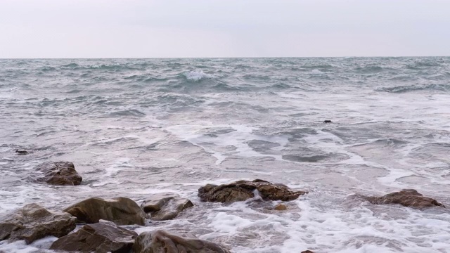 泰国昌大武里热带海景，海浪拍打着沙滩视频素材