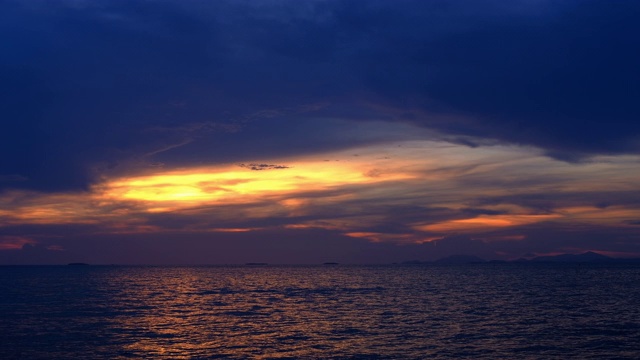 不可思议的海景日落后的海洋背景。Chantaburi、泰国视频素材