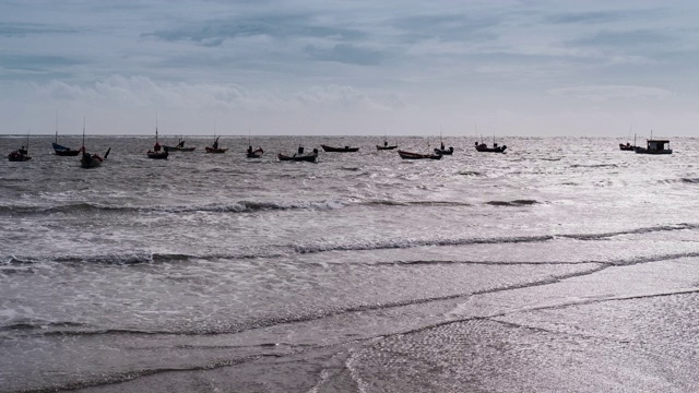 许多渔船停泊在海边和美丽的天空背景。视频素材