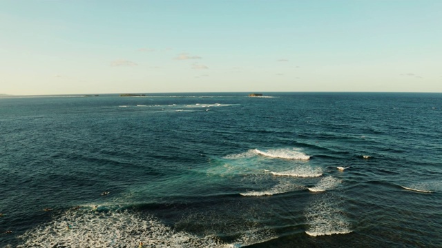 海浪和岩石岛屿的海洋。Siargao、菲律宾视频素材