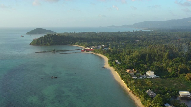 日落时间苏梅岛海滩海岸线空中全景4k泰国视频素材