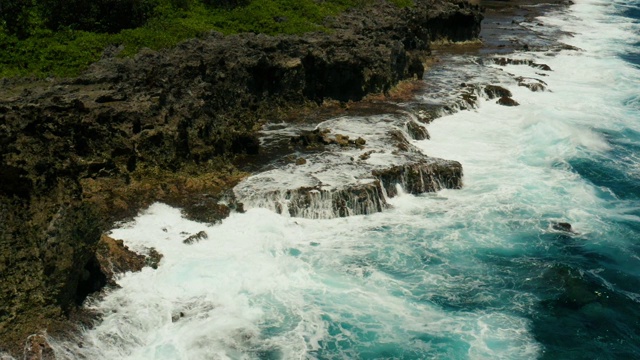 海浪拍打着海岸视频素材