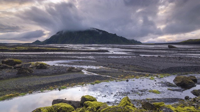 4K运动时间流逝的景观河流的颜色冰川融化，山峰和惊人的云运动。冰岛视频素材