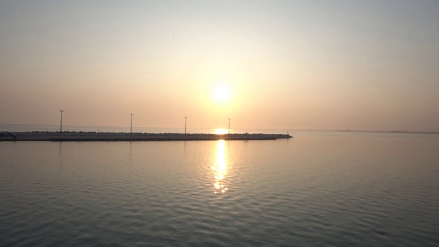 鸟瞰大海，美丽的日出和壮观的云景视频素材