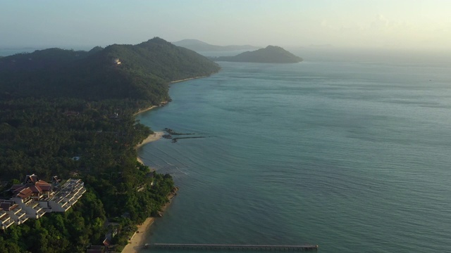 日落时间苏梅岛海滩海岸线空中全景4k泰国视频素材