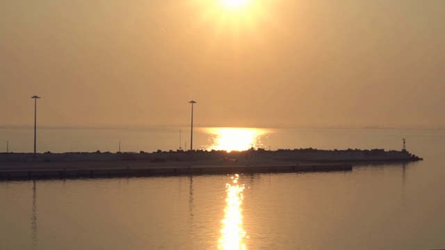 鸟瞰大海，美丽的日出和壮观的云景视频下载