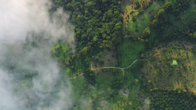 多云的天空，苏梅岛道路景观，空中俯瞰4k泰国全景视频素材