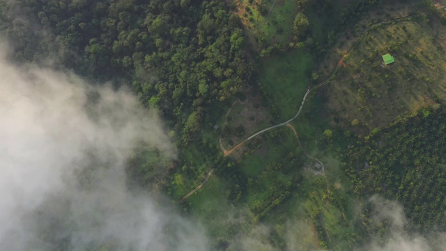 多云的天空，苏梅岛道路景观，空中俯瞰4k泰国全景视频素材