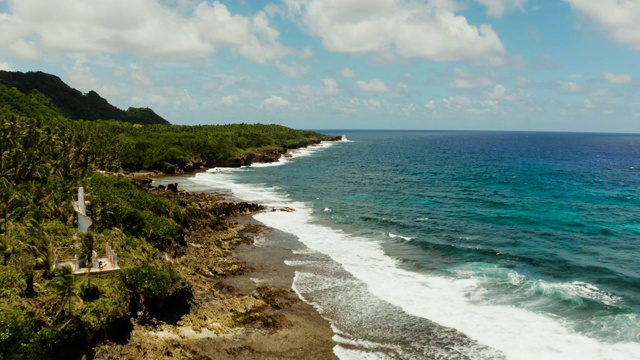 海浪拍打着海岸视频素材