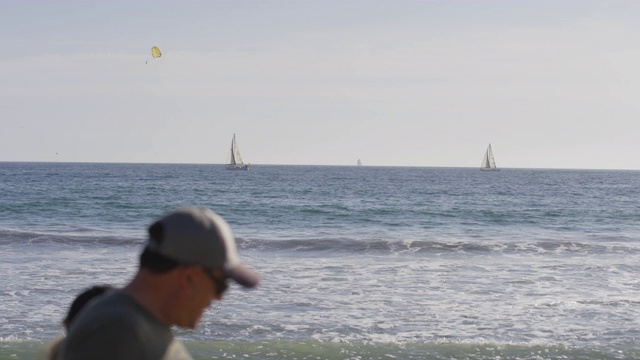 降落伞在海面上飞行视频素材