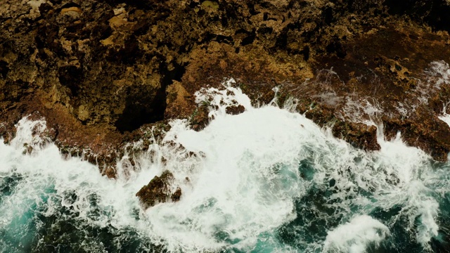 海浪拍打着海岸视频素材