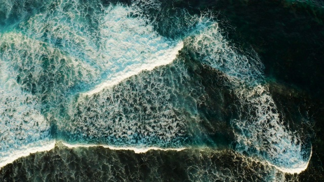 海浪和海浪，鸟瞰图视频素材