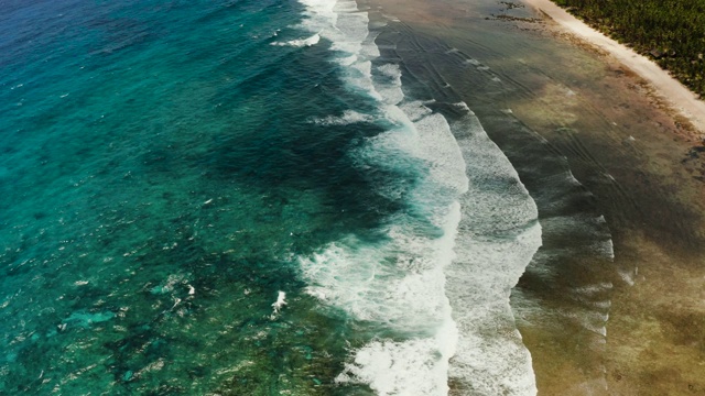 海浪和海浪，鸟瞰图视频素材