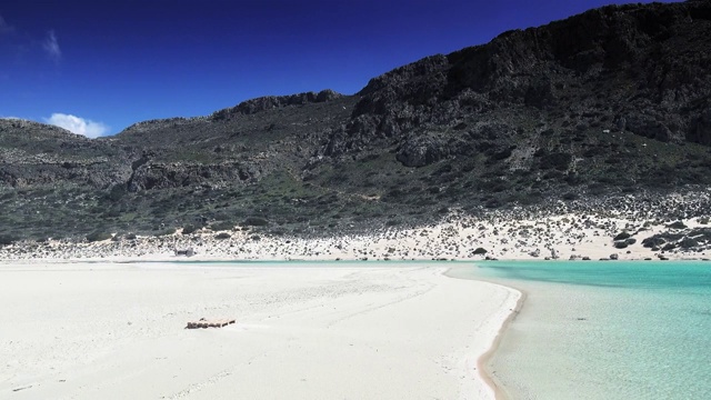 山和海滩映衬着天空视频素材