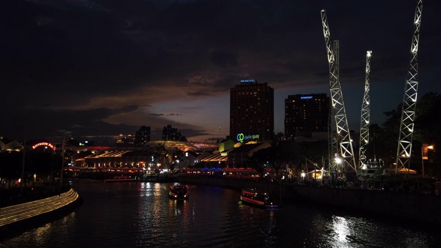 日落时分夜光照亮新加坡城著名的船码头湾全景4k视频素材