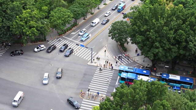 城市十字路口的繁忙交通/中国深圳视频素材