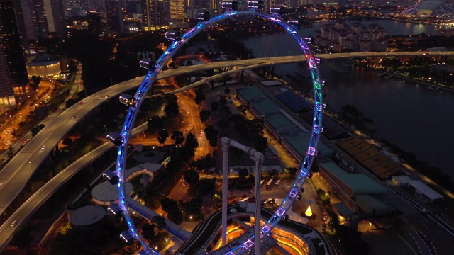 日落天空夜晚照亮新加坡城市滨江著名的飞行员空中全景4k视频素材