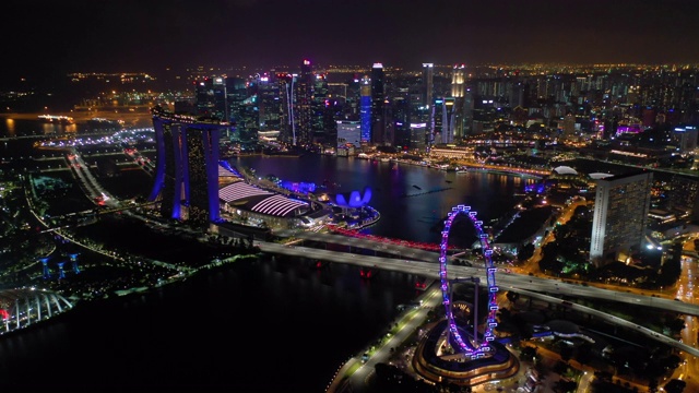 夜光飞行在新加坡城市市中心飞行空中全景4k视频素材