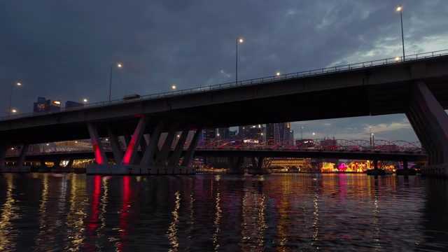 夜光照亮新加坡市区滨河交通大桥航拍全景4k视频素材