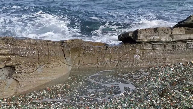 与波海景。玻璃海滩,符拉迪沃斯托克。视频素材