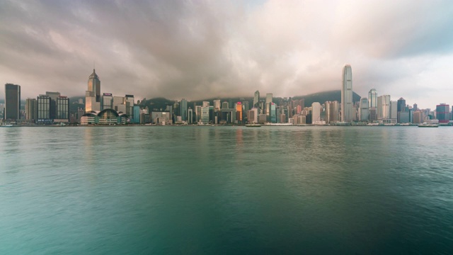 时间流逝香港城市的天际线。从维多利亚港眺望中国香港视频素材