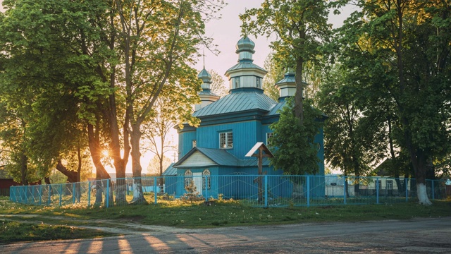 Staraya Belitsa， (Uritskiy Sel'sovet)，戈麦尔地区，白俄罗斯。夏日日落时圣尼古拉斯神奇工作者的老木制东正教教堂。圣尼古拉亚楚多沃尔察东正教会视频素材