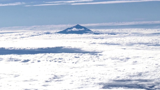 在加那利群岛的特内里费岛上空，从飞机上看到西班牙最大的山Pico del Teide 3718的剪影视频下载