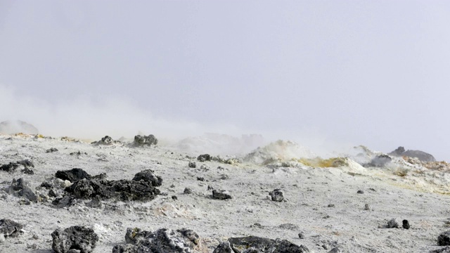 在意大利西西里岛的埃特纳火山山顶上行走视频下载