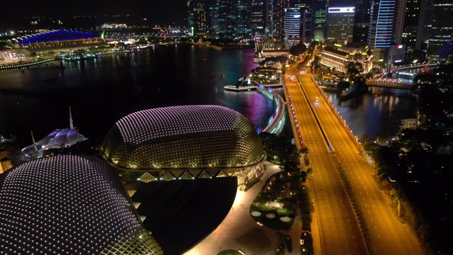 新加坡城市夜光市中心海湾剧院交通道路空中全景4k视频素材