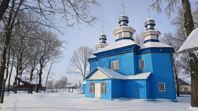 Staraya Belitsa， (Uritskiy Sel'sovet)，戈麦尔地区，白俄罗斯。古老的木制东正教教堂圣尼古拉斯神奇的工人在阳光明媚的冬日。圣尼古拉亚楚多沃尔察东正教会视频素材