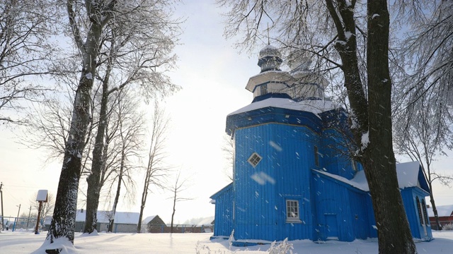 Staraya Belitsa， (Uritskiy Sel'sovet)，戈麦尔地区，白俄罗斯。在阳光明媚的冬日雪天，圣尼古拉斯神奇工人的老木制东正教教堂。降雪下的著名地标视频素材