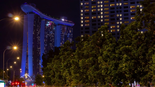 新加坡市区夜间时间照明，交通街道著名的酒店景观全景4k时间推移视频素材