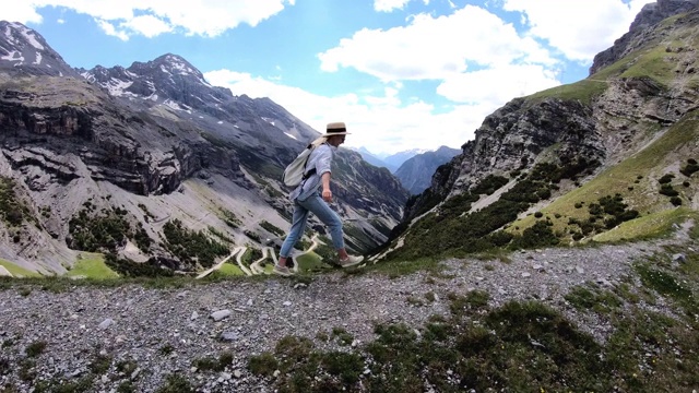 积极的千禧女游客背包行走在山间小路上，享受夏季的徒步旅行视频素材