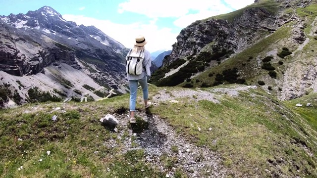 快乐的白人女性旅行者在夏天的旅程中，在山上的海拔上跑步自拍视频素材