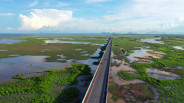 4k无人机电影飞过泰国八达隆横跨自然湖的公路桥视频素材