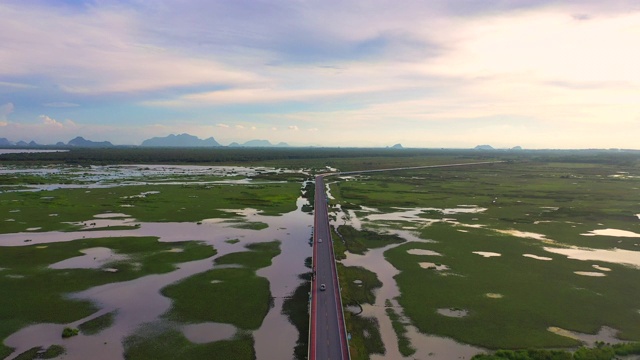 4k无人机电影飞过泰国八达隆横跨自然湖的公路桥视频素材