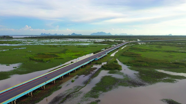 4k无人机电影飞过泰国八达隆横跨自然湖的公路桥视频素材