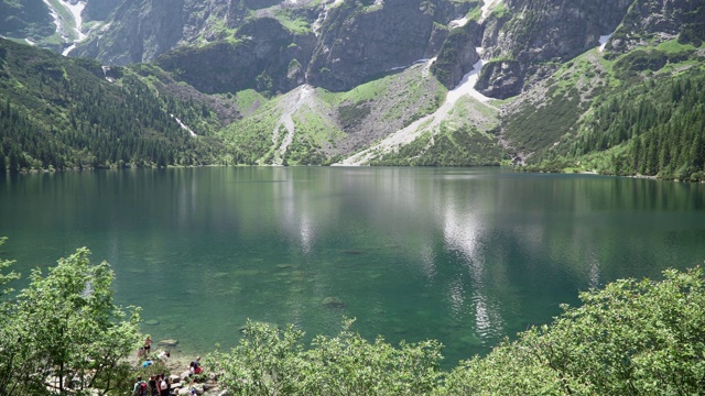 夏天塔特拉山脉的山湖。地球上最美丽的五大湖泊之一视频素材