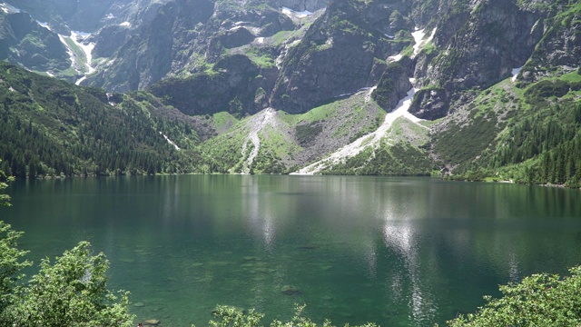 夏天塔特拉山脉的山湖。地球上最美丽的五大湖泊之一视频素材