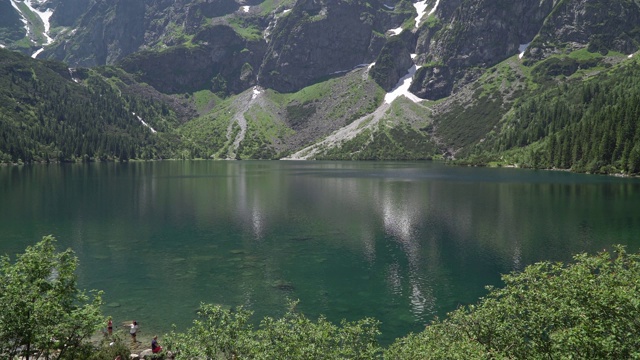 夏天塔特拉山脉的山湖。地球上最美丽的五大湖泊之一视频素材