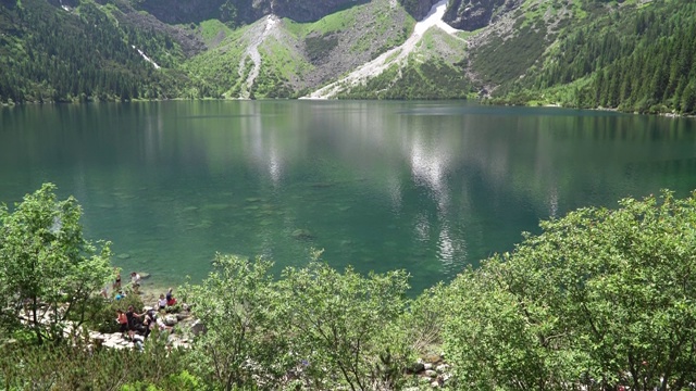 夏天塔特拉山脉的山湖。地球上最美丽的五大湖泊之一视频素材