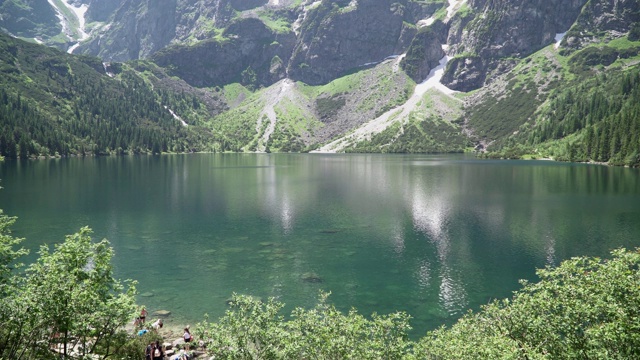 夏天塔特拉山脉的山湖。地球上最美丽的五大湖泊之一视频素材