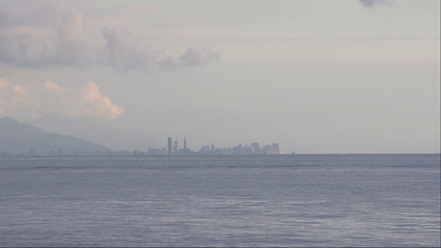 从海上看这座城市和摩天大楼。晚上日落之后。巴统,格鲁吉亚视频素材