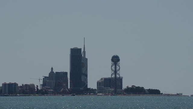 这座城市的摩天大楼和大海，特写。天,阳光明媚。巴统,格鲁吉亚视频素材