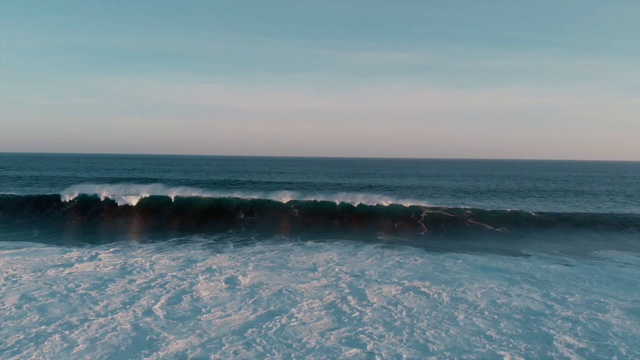 日落时海面上的波浪视频素材