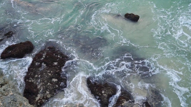 海水溅在岩石上——慢镜头视频下载