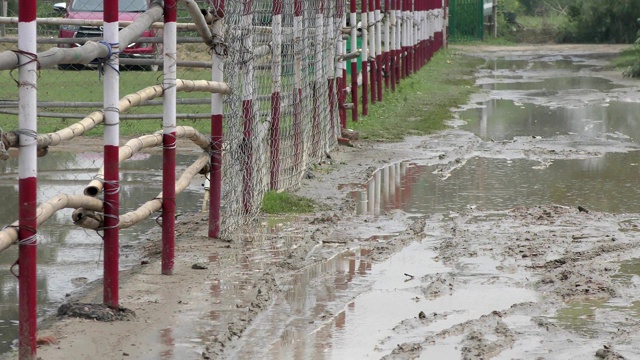 乡村泥泞潮湿的道路视频素材